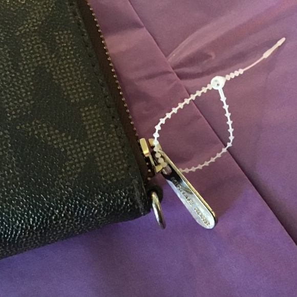 Michael Kors MK Canvas Zip Around Wallet - Picture 5 of 6